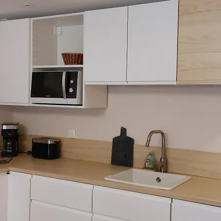 Cozy For 4 People, 100m Away Apartment *