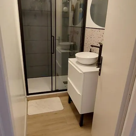 Cozy For 4 People, 100m Away Apartment Frejus
