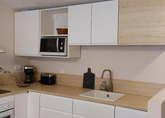 Cozy For 4 People, 100m Away Apartment *