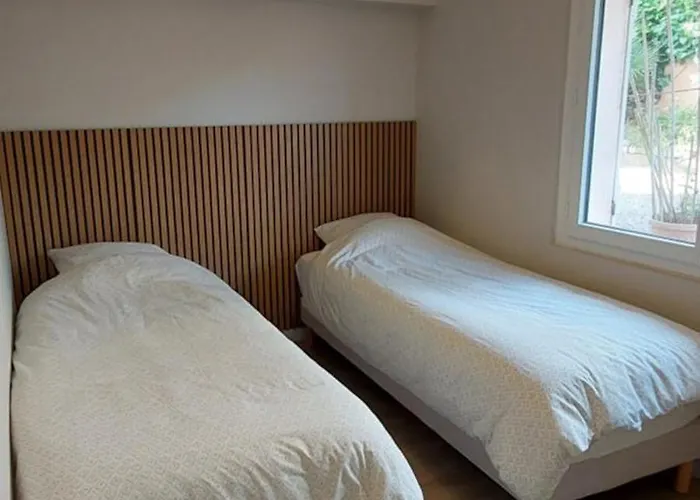 Cozy For 4 People, 100m Away Apartment